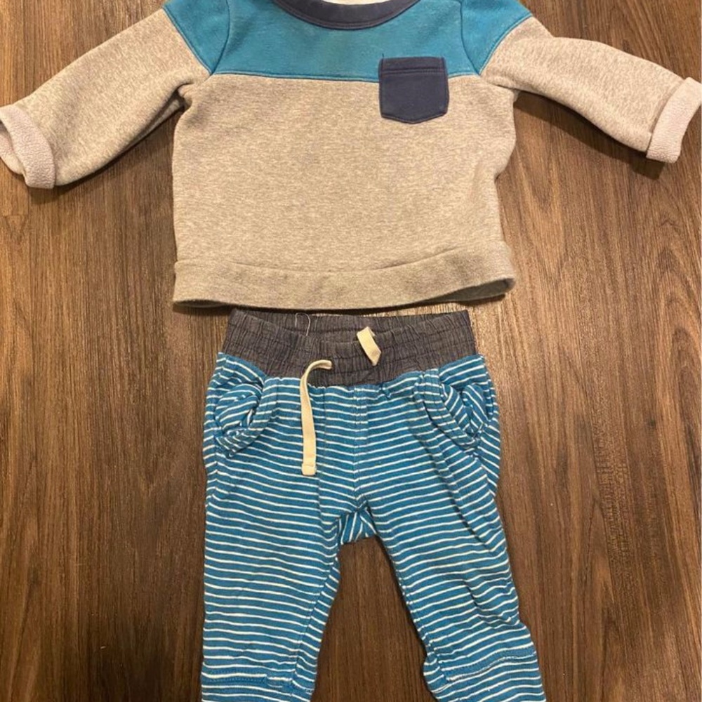 baby gap 6-12 month outfit, sweatshirts and pants